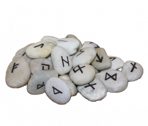 Ensemble de pierres de runes blanches, dont les symboles sont gravés en noirs.